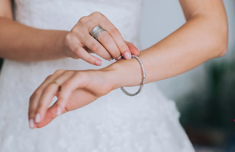 Видове сребърни гривни: как да изберете подходящата